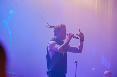 KHARKIV, UKRAINE - 29 Ekim 2019: Rasmus 'tan Lauri Ylonen Frontman. Dead Letters yıldönümü konseri