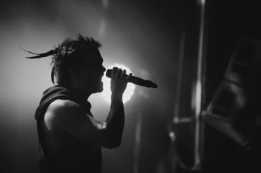 KHARKIV, UKRAINE - 29 Ekim 2019: Rasmus 'tan Lauri Ylonen Frontman. Dead Letters yıldönümü konseri