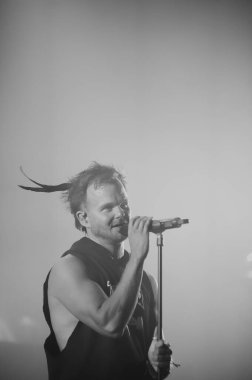 KHARKIV, UKRAINE - 29 Ekim 2019: Rasmus 'tan Lauri Ylonen Frontman. Dead Letters yıldönümü konseri