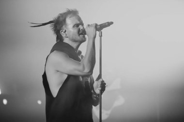 KHARKIV, UKRAINE - 29 Ekim 2019: Rasmus 'tan Lauri Ylonen Frontman. Dead Letters yıldönümü konseri