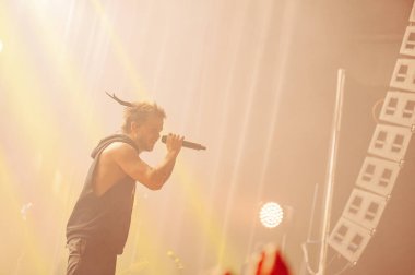 KHARKIV, UKRAINE - 29 Ekim 2019: Rasmus 'tan Lauri Ylonen Frontman. Dead Letters yıldönümü konseri