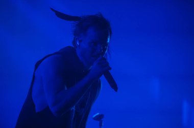 KHARKIV, UKRAINE - 29 Ekim 2019: Rasmus 'tan Lauri Ylonen Frontman. Dead Letters yıldönümü konseri