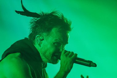 KHARKIV, UKRAINE - 29 Ekim 2019: Rasmus 'tan Lauri Ylonen Frontman. Dead Letters yıldönümü konseri