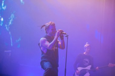KHARKIV, UKRAINE - 29 Ekim 2019: Rasmus 'tan Lauri Ylonen Frontman. Dead Letters yıldönümü konseri