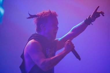 KHARKIV, UKRAINE - 29 Ekim 2019: Rasmus 'tan Lauri Ylonen Frontman. Dead Letters yıldönümü konseri