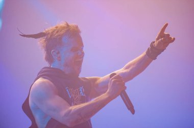 KHARKIV, UKRAINE - 29 Ekim 2019: Rasmus 'tan Lauri Ylonen Frontman. Dead Letters yıldönümü konseri