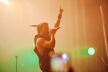 KHARKIV, UKRAINE - 29 Ekim 2019: Rasmus 'tan Lauri Ylonen Frontman. Dead Letters yıldönümü konseri