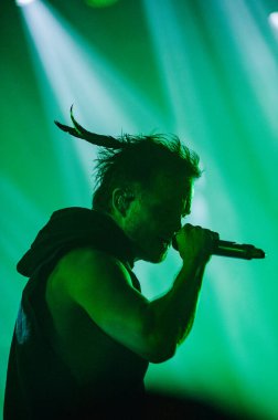 KHARKIV, UKRAINE - 29 Ekim 2019: Rasmus 'tan Lauri Ylonen Frontman. Dead Letters yıldönümü konseri