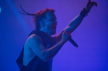 KHARKIV, UKRAINE - 29 Ekim 2019: Rasmus 'tan Lauri Ylonen Frontman. Dead Letters yıldönümü konseri