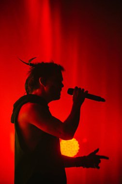 KHARKIV, UKRAINE - 29 Ekim 2019: Rasmus 'tan Lauri Ylonen Frontman. Dead Letters yıldönümü konseri