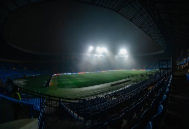 Kharkiv, Ukrayna - 10 Aralık 2019: UEFA Lig şampiyonu Atalanta - Shakhtar maçından önce Metalist Arena 'da sis. Film kazancı olan sade bir fotoğraf