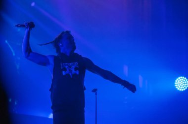 KHARKIV, UKRAINE - 29 Ekim 2019: Rasmus 'tan Lauri Ylonen Frontman. Dead Letters yıldönümü konseri