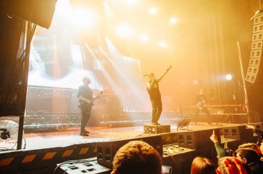 KHARKIV, UKRAINE - 29 Ekim 2019: Rasmus 'tan Lauri Ylonen Frontman. Dead Letters yıldönümü konseri