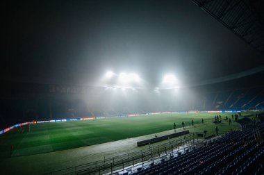 Kharkiv, Ukrayna - 10 Aralık 2019: UEFA Lig şampiyonu Atalanta - Shakhtar maçından önce Metalist Arena 'da sis. Film kazancı olan sade bir fotoğraf