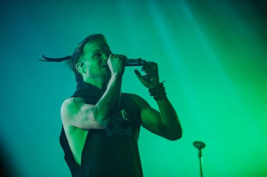 KHARKIV, UKRAINE - 29 Ekim 2019: Rasmus 'tan Lauri Ylonen Frontman. Dead Letters yıldönümü konseri