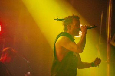 KHARKIV, UKRAINE - 29 Ekim 2019: Rasmus 'tan Lauri Ylonen Frontman. Dead Letters yıldönümü konseri