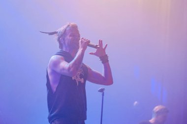 KHARKIV, UKRAINE - 29 Ekim 2019: Rasmus 'tan Lauri Ylonen Frontman. Dead Letters yıldönümü konseri