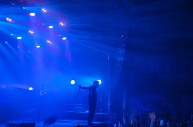 KHARKIV, UKRAINE - 29 Ekim 2019: Rasmus 'tan Lauri Ylonen Frontman. Dead Letters yıldönümü konseri