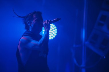 KHARKIV, UKRAINE - 29 Ekim 2019: Rasmus 'tan Lauri Ylonen Frontman. Dead Letters yıldönümü konseri