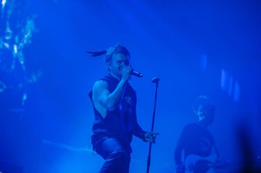 KHARKIV, UKRAINE - 29 Ekim 2019: Rasmus 'tan Lauri Ylonen Frontman. Dead Letters yıldönümü konseri