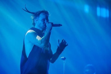 KHARKIV, UKRAINE - 29 Ekim 2019: Rasmus 'tan Lauri Ylonen Frontman. Dead Letters yıldönümü konseri