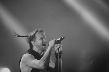 KHARKIV, UKRAINE - 29 Ekim 2019: Rasmus 'tan Lauri Ylonen Frontman. Dead Letters yıldönümü konseri