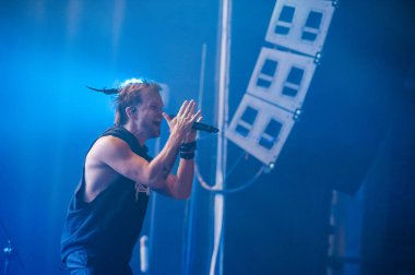 KHARKIV, UKRAINE - 29 Ekim 2019: Rasmus 'tan Lauri Ylonen Frontman. Dead Letters yıldönümü konseri