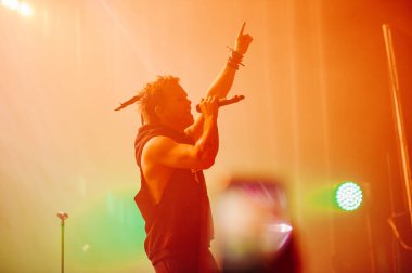 KHARKIV, UKRAINE - 29 Ekim 2019: Rasmus 'tan Lauri Ylonen Frontman. Dead Letters yıldönümü konseri