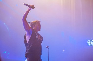 KHARKIV, UKRAINE - 29 Ekim 2019: Rasmus 'tan Lauri Ylonen Frontman. Dead Letters yıldönümü konseri