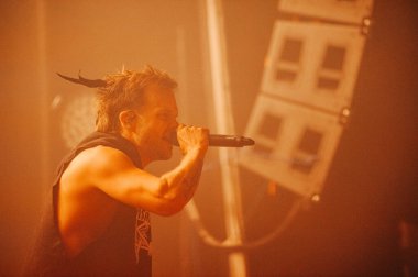 KHARKIV, UKRAINE - 29 Ekim 2019: Rasmus 'tan Lauri Ylonen Frontman. Dead Letters yıldönümü konseri