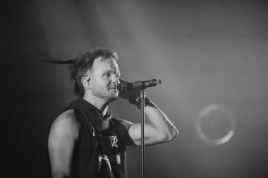 KHARKIV, UKRAINE - 29 Ekim 2019: Rasmus 'tan Lauri Ylonen Frontman. Dead Letters yıldönümü konseri