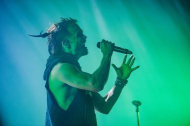 KHARKIV, UKRAINE - 29 Ekim 2019: Rasmus 'tan Lauri Ylonen Frontman. Dead Letters yıldönümü konseri