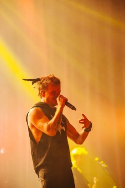 KHARKIV, UKRAINE - 29 Ekim 2019: Rasmus 'tan Lauri Ylonen Frontman. Dead Letters yıldönümü konseri