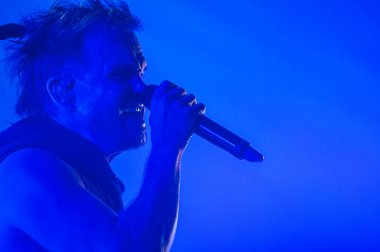 KHARKIV, UKRAINE - 29 Ekim 2019: Rasmus 'tan Lauri Ylonen Frontman. Dead Letters yıldönümü konseri