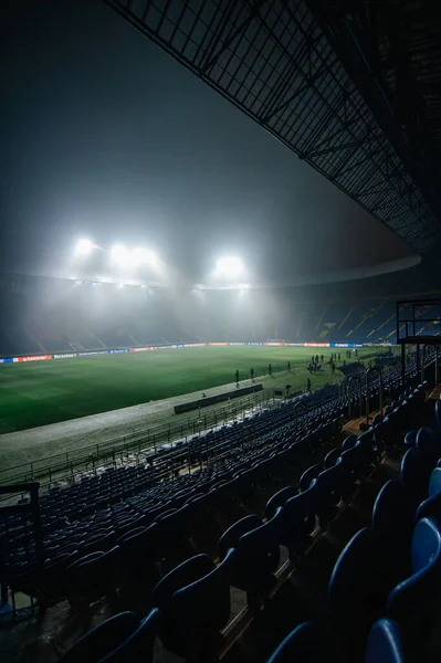 Kharkiv, Ukrayna - 10 Aralık 2019: UEFA Lig şampiyonu Atalanta - Shakhtar maçından önce metalci Arena. Düşük tuşlu fotoğraf