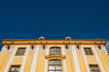 Moritzburg, Almanya - 20 Eylül 2016: Moritzburg ve Dresden yakınlarındaki Kale göleti yakınlarındaki görkemli barok saray kalesinde gün batımı