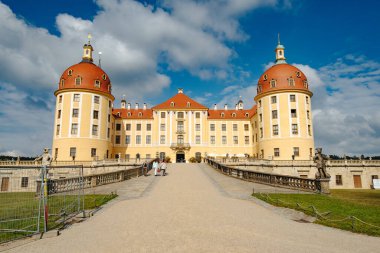 Moritzburg, Almanya - 20 Eylül 2016: Moritzburg ve Dresden yakınlarındaki Kale göleti yakınlarındaki görkemli barok saray kalesinde gün batımı