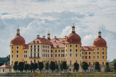 Moritzburg, Almanya - 20 Eylül 2016: Moritzburg ve Dresden yakınlarındaki Kale göleti yakınlarındaki görkemli barok saray kalesinde gün batımı