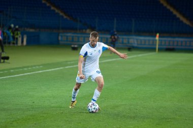 KHARKIV, UKRAINE - 8 Temmuz 2020: Ukrayna Kupası Dinamo Kyiv - Vorskla Metalist Stadyumu 'nda oynanan karşılaşma sırasında profesyonel futbolcu Tomasz Kedziora
