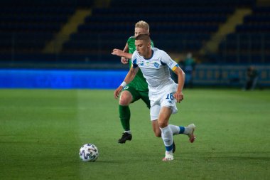 KHARKIV, UKRAINE - 8 Temmuz 2020: Ukrayna Kupası Dinamo Kyiv - Vorskla Metalist Stadyumu 'nda oynanan karşılaşmada profesyonel futbolcu Vitaliy Mykolenko