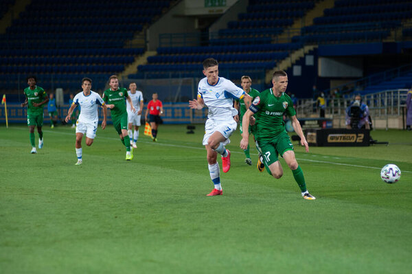 Харьков, Украина - 8 июля 2020 года: Профессиональный футболист левого фланга Бенджамин Вербич во время матча Кубка Украины "Динамо Киев - Ворскла" на стадионе "Металлист"
