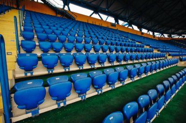 Stadyumda boş mavi koltuklar