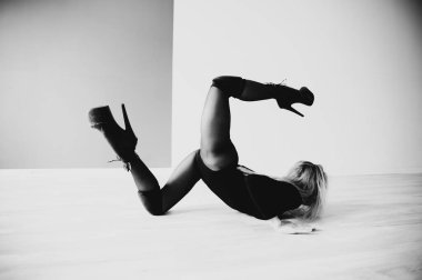 Dans stüdyosundaki yetenekli modern dansçı. Karşıtlık arkaplanı.