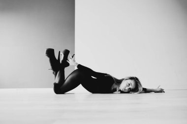 Dans stüdyosundaki yetenekli modern dansçı. Karşıtlık arkaplanı.