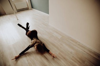 Dans stüdyosundaki yetenekli modern dansçı. Karşıtlık arkaplanı.