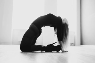 Dans stüdyosundaki yetenekli modern dansçı. Karşıtlık arkaplanı.