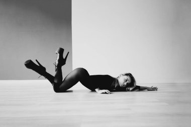 Dans stüdyosundaki yetenekli modern dansçı. Karşıtlık arkaplanı.