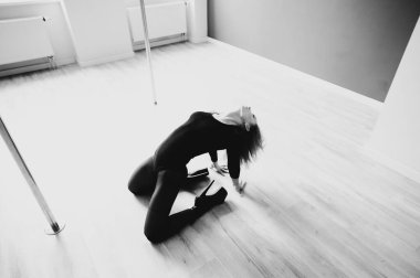 Dans stüdyosundaki yetenekli modern dansçı. Karşıtlık arkaplanı.