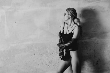 Grunge Stüdyosu 'nda poz veren siyah elbiseli yetenekli bir fitness kadını. Fitness gövdesi