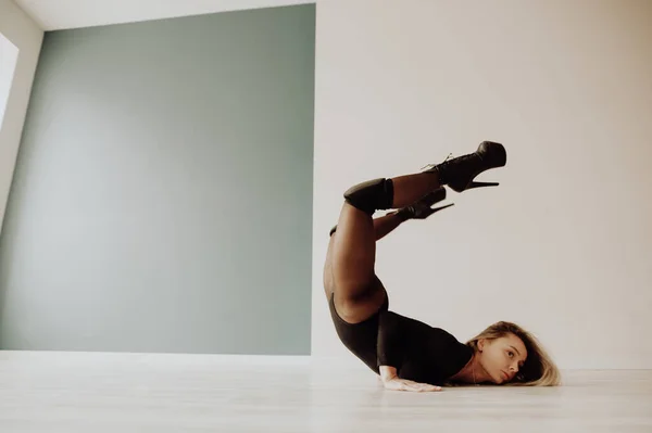 Danseuse Moderne Habile Sur Parter Dans Studio Danse Contexte Contrasté — Photo